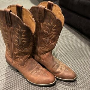 Ariat Cowboy Boots
size 6 woman’s